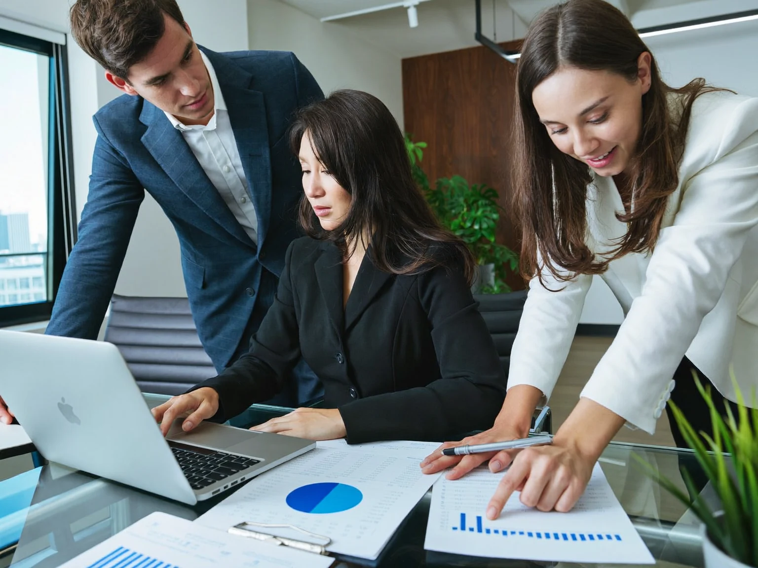 Illustration générée évoquant l'analyse de documents financiers en contexte professionnel.